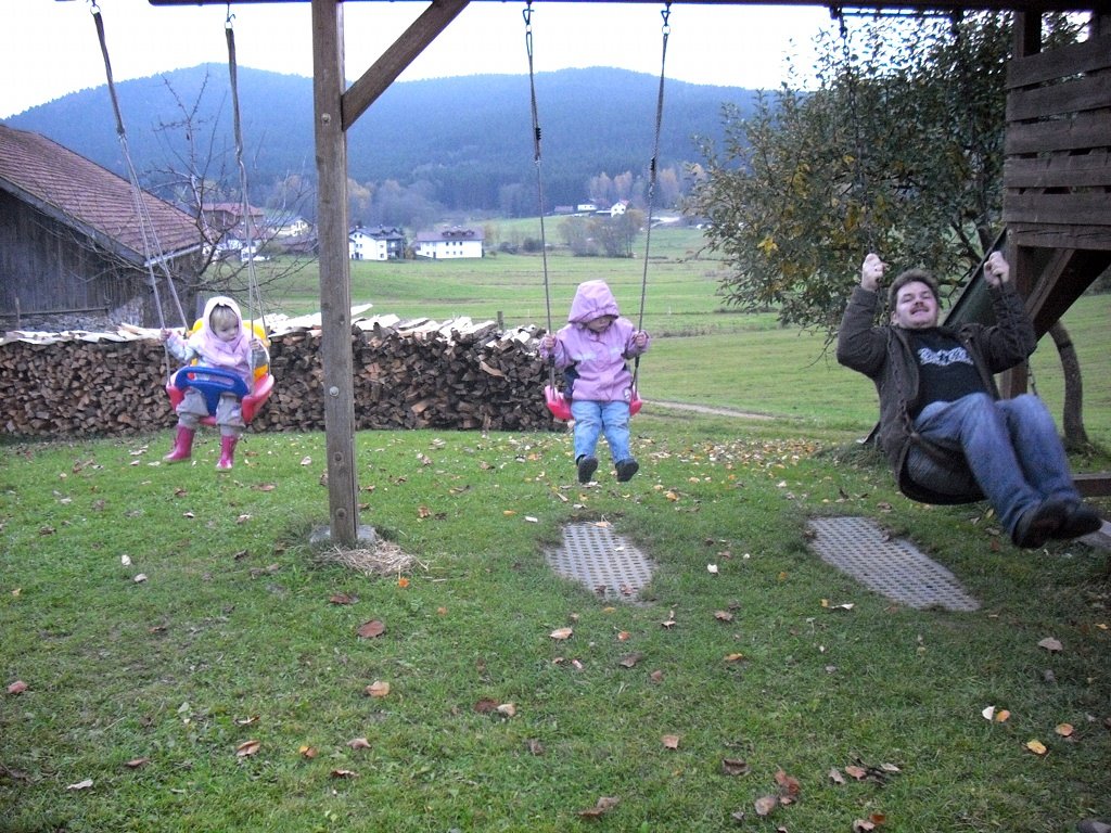 affenschaukeln.jpg - Auf diesem Bild sieht man drei Affen schaukeln. Pardon, natürlich (von links nach rechts) Paula, Emma und Babba.