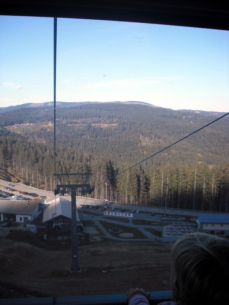 arber_blick_auf_parkplatz.jpg - Blick von der Gondel zum Parkplatz runter.