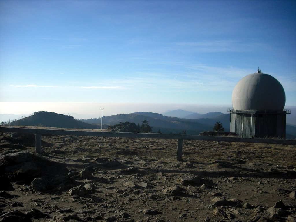 arber_gipfelblick2.jpg - Der Arber-Gipfel sieht schon so ein bisschen wie Mondlandschaft aus. Aber der Blick war genial.