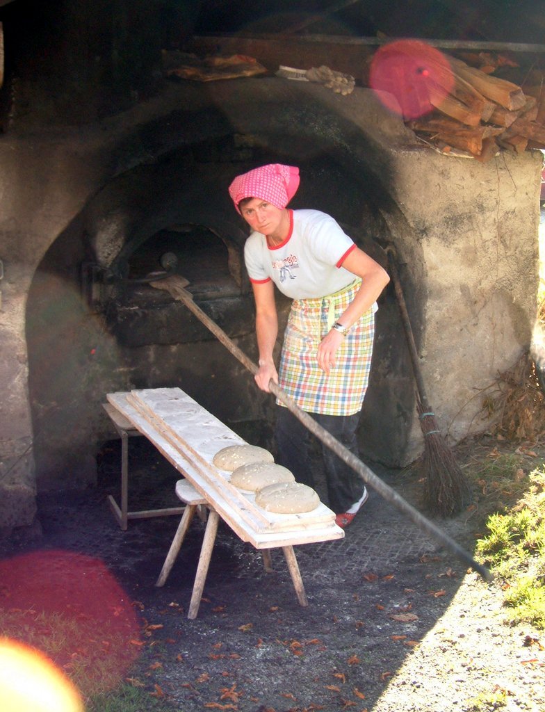 brotbacken_frau_wenzl.jpg - Frau Wenzl spielt "backe backe Brot". Sehr lecker übrigens!