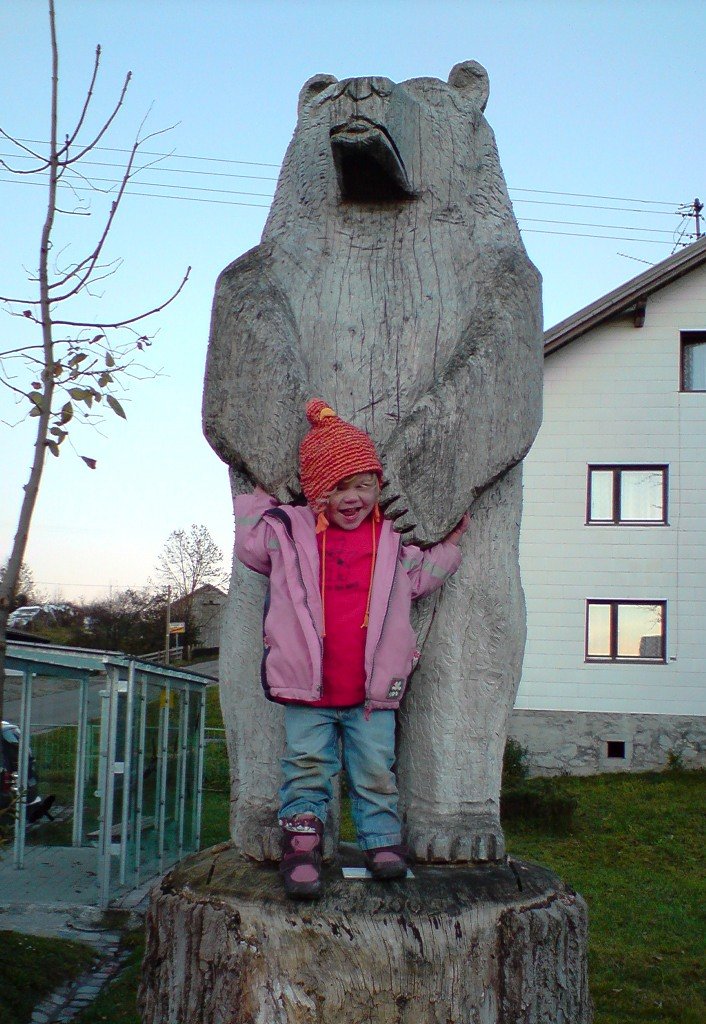 emma_baernzeller_baer.jpg - Der Bärnzeller Bär hebt den Strempferschen Frech-Bär....