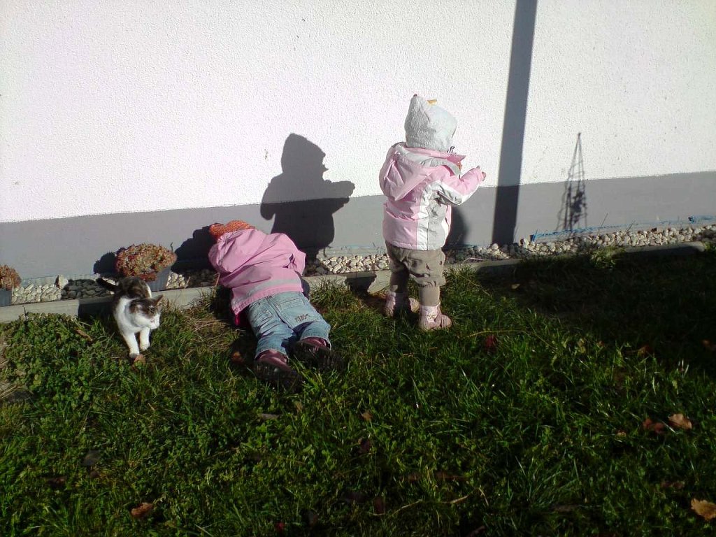 emma_und_paula_kieseln.jpg - Hier sehen wir zwei Kinder, die irgendwas mit dem Schotter vorhaben.