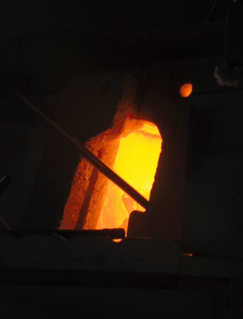 glasofen.jpg - Rothaus-Glasbläserei! Heiß geht es zu im Ofen.