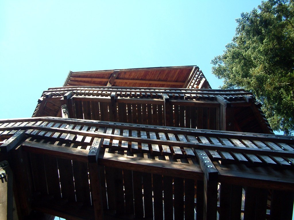 park_aussichtsturm.jpg - Der Aussichtsturm im Park beeindruckt.