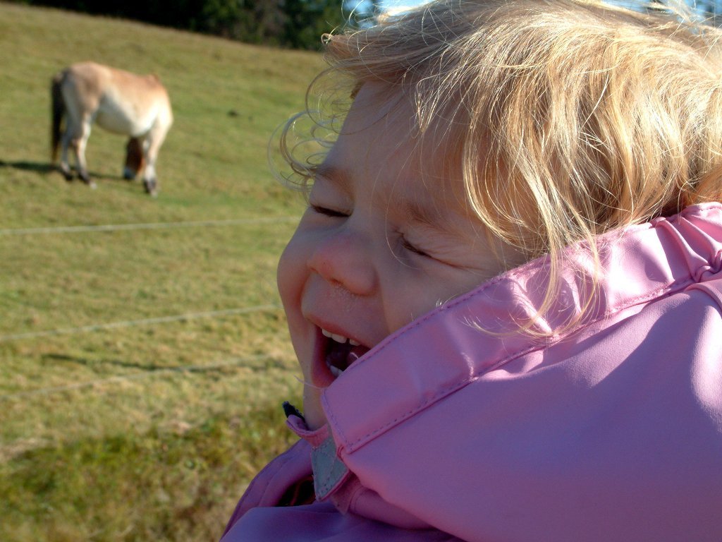 park_emma_und_pferd.jpg - Emma lacht mal wieder...