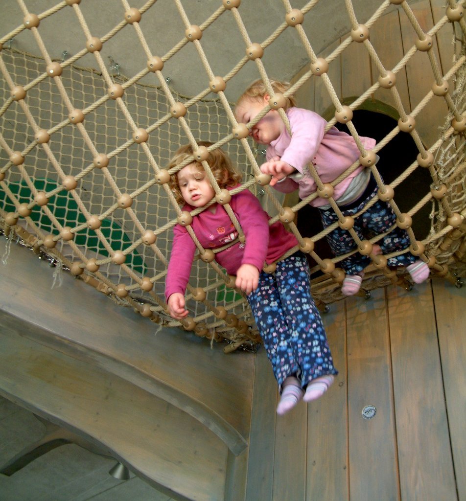 park_haus_zur_natur_durchhaenger.jpg - ...während Emma und Paula einfach nur durchhängen.