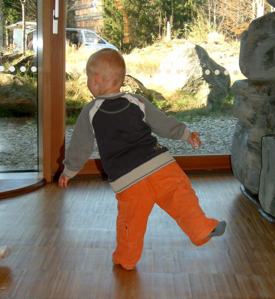 park_haus_zur_natur_einbein.jpg - Im Haus zur Natur gibt es einen Raum nur für die Kids. Hier balanciert Marek auf einem Bein.