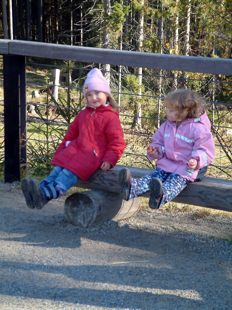 park_jannika_emma_beinehoch.jpg - "Hoch die Beine!" Jannika und Emma machen zufällig mal das, was man gesagt hat...