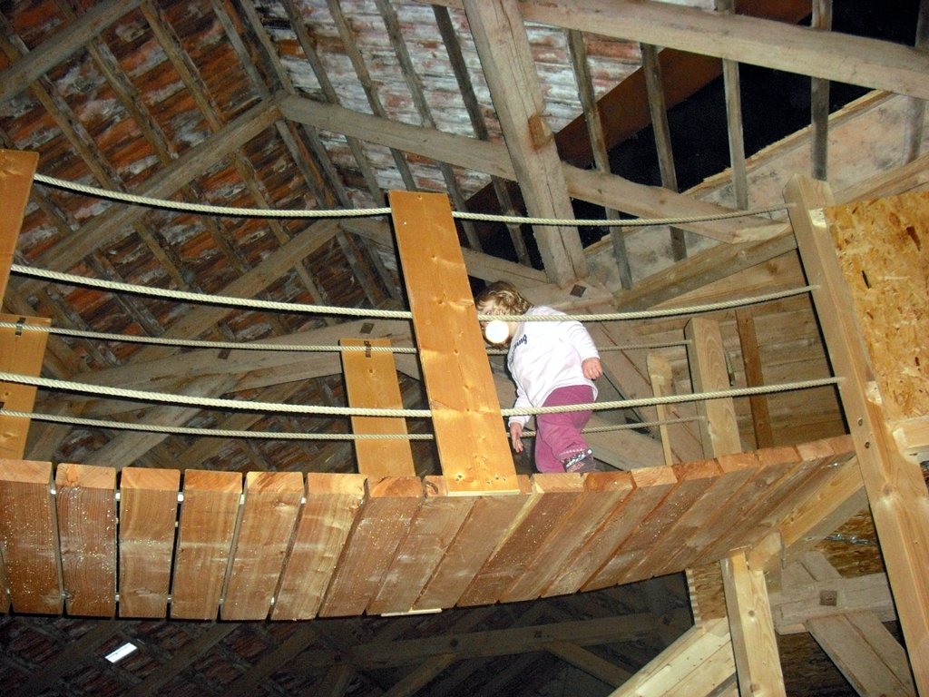 spielscheune_emma_haengebruecke.jpg - ...auf der Hängebrücke: "Schau wie ich schnell rennen kann!"