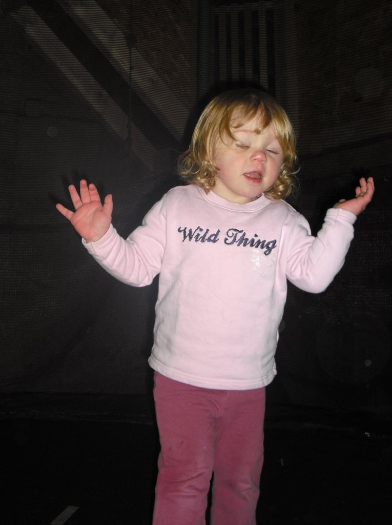 spielscheune_emma_trampolin.jpg - Emma in der Spielscheune auf dem Trampolin "Schau wie meine Haare fliegen!"