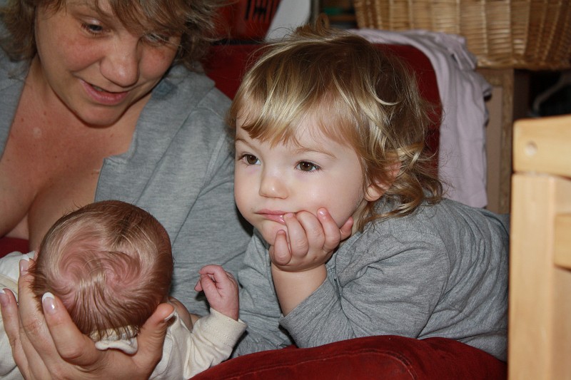 IMG_1625.JPG - Mama spielt mit Oskar, Paula interessiert sich grade aber mehr für den Fernseher. Dürfte aber nicht sonderlich spannend gewesen sein; mit Verlaub...