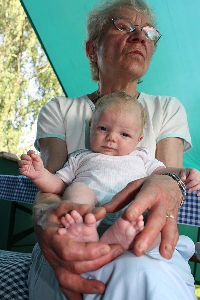 IMG_2364.JPG - Seit wir der Oma erklärt haben, sie ist nicht mit auf dem Foto mit drauf, sitzt sie beim Knippsen viel entspannter da... :-)