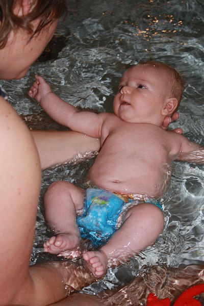 IMG_2571.JPG - Hier waren wir im Ellwanger Wellenbad baden. Oskar ist genauso eine Wasserratte wie seine beiden Schwestern!