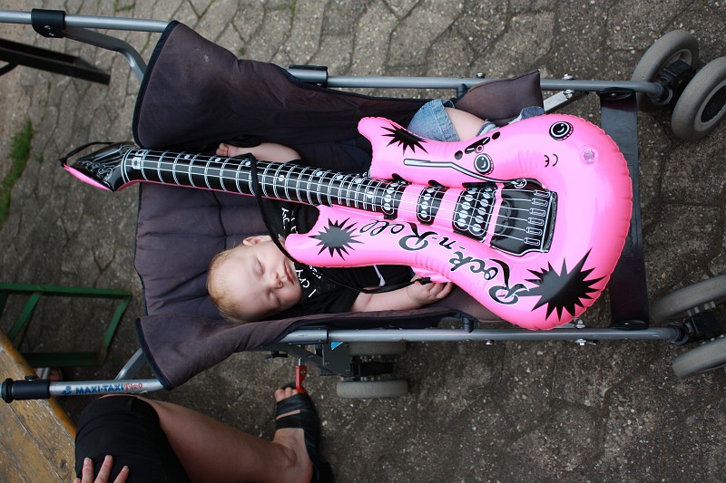 IMG_2704.JPG - Früh übt sich, was mal ein Luftgitarrenmeister werden will!