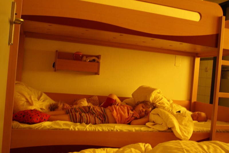 IMG_2825.JPG - So sieht das aus, wenn drei Kids in einem Jugendherbergsbett übernachten. Mama ist mitten in der Nacht ausgezogen, weil zu eng...