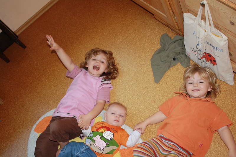 IMG_3171.JPG - Ein ganzer Haufen Kinder. Von Links nach rechts: Emma, Oskar, Paula.