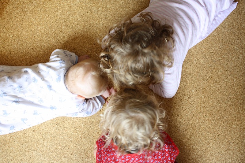 IMG_3202.JPG - Triple-Kidhead On Cork floor.