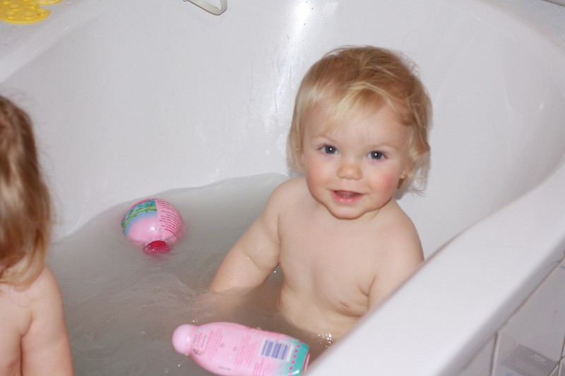 IMG_5815.JPG - Mit den Mädels in der Wanne, ja und?