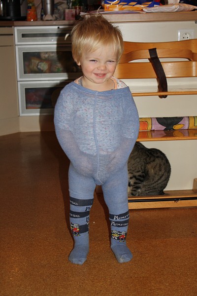 IMG_6974.JPG - Guck mal Mama, der Papa hat mir die Strumpfhose angezogen!