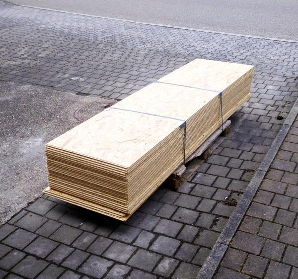 20210413_holz_vor_der_huette.jpg