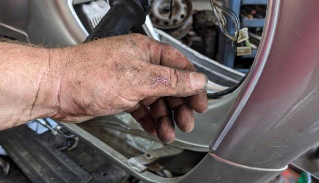 20230708_schwarze_hand.jpg