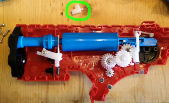 blaster_geoeffnet_mit_seltsamem_teil.jpg