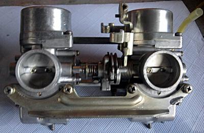 vergaserbatterie_cb400_sauber_frontal.jpg